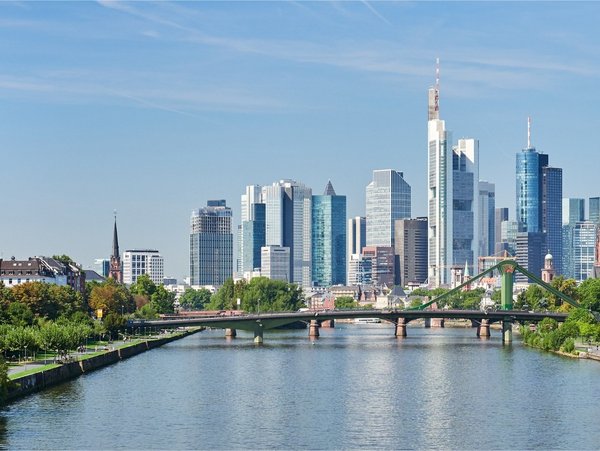 Skyline von Frankfurt am Main mit Blick auf den Main und die Innenstadt