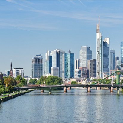 MPU-Vorbereitung in Frankfurt – TÜV NORD Nord-Kurs Skyline von Frankfurt am Main mit Blick auf den Main und die Innenstadt
