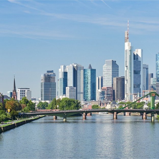 Skyline von Frankfurt am Main mit Blick auf den Main und die Innenstadt