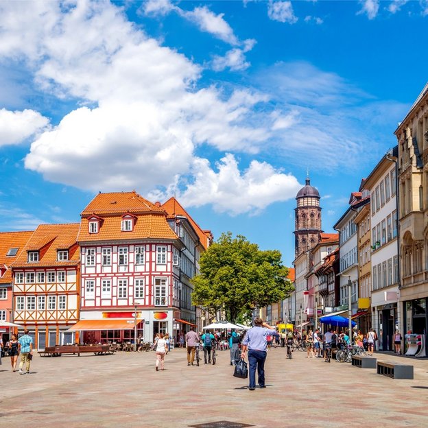 Innenstadt von Göttingen mit Fachwerkhäusern und belebter Fußgängerzone