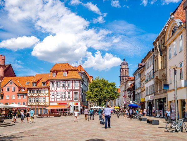 Innenstadt von Göttingen mit Fachwerkhäusern und belebter Fußgängerzone