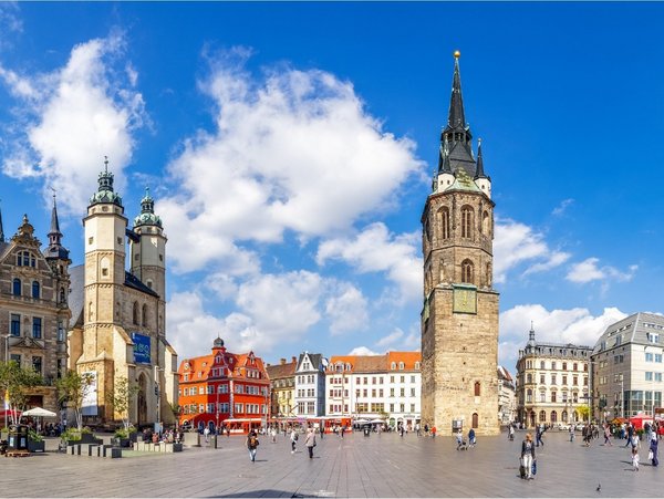 Marktplatz in Halle (Saale) mit rotem Rathaus und Marktkirche