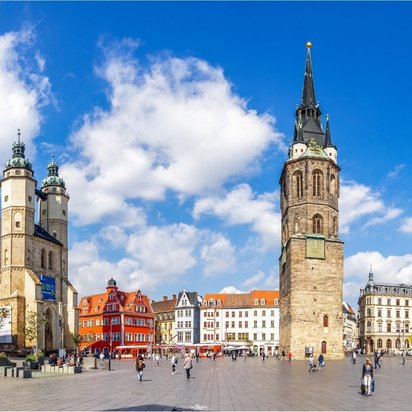 Marktplatz in Halle (Saale) mit rotem Rathaus und Marktkirche