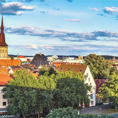 Panoramaaufnahme der Innenstadt von Osnabrück mit historischen Türmen und grüner Umgebung