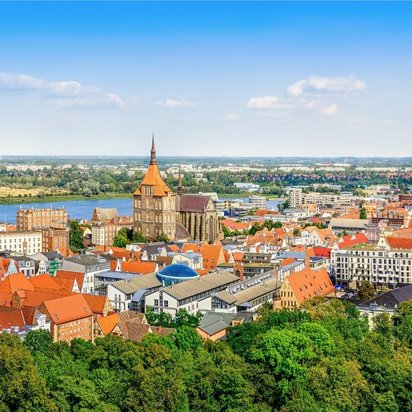 Panorama von Rostock mit Blick auf die Altstadt und die Warnow