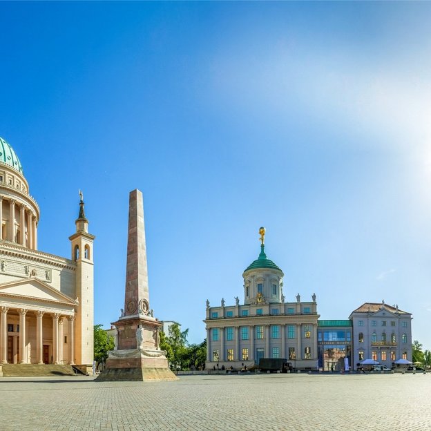 Historischer Platz in Potsdam mit Nikolaikirche und barocken Gebäuden bei Sonnenschein