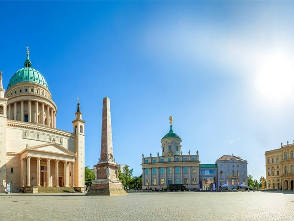 Historischer Platz in Potsdam mit Nikolaikirche und barocken Gebäuden bei Sonnenschein