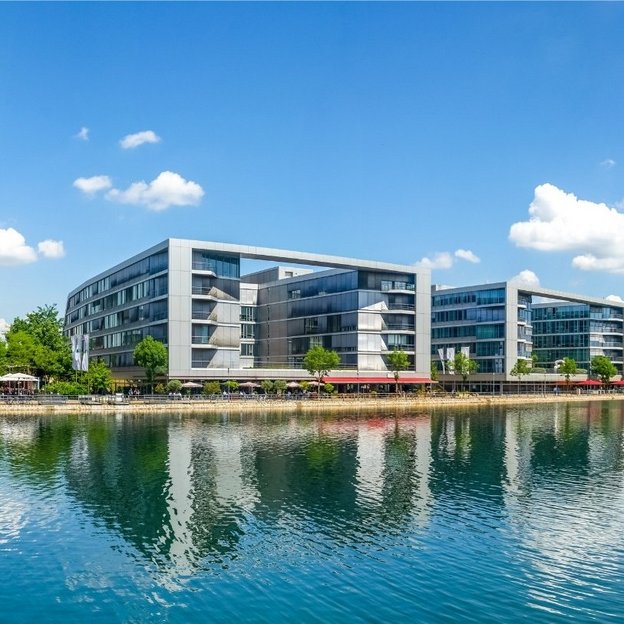 Panoramaansicht des Innenhafens Duisburg mit modernen Gebäuden und Spiegelung im Wasser