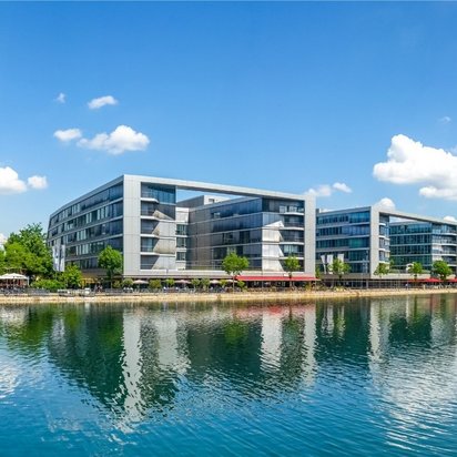 MPU-Vorbereitung in Duisburg – TÜV NORD Standort am Innenhafen Panoramaansicht des Innenhafens Duisburg mit modernen Gebäuden und Spiegelung im Wasser