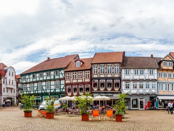 Panorama der historischen Altstadt von Celle mit Fachwerkhäusern am Marktplatz