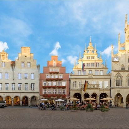 Historischer Prinzipalmarkt in Münster mit Giebelhäusern und Rathausfassade bei blauem Himmel