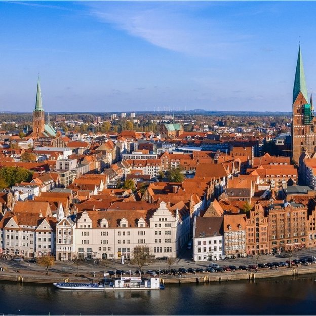 Panoramaaufnahme von Lübeck mit Trave und historischen Backsteinbauten