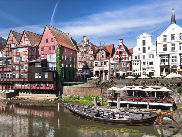 Panoramaaufnahme der historischen Altstadt von Lüneburg mit Fluss und Fachwerkhäusern
