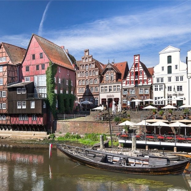Panoramaaufnahme der historischen Altstadt von Lüneburg mit Fluss und Fachwerkhäusern