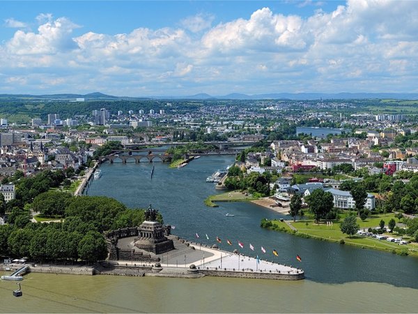Blick auf das Deutsche Eck in Koblenz mit Rhein und Mosel