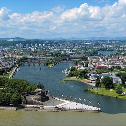 Blick auf das Deutsche Eck in Koblenz mit Rhein und Mosel