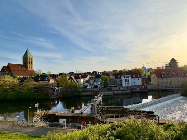 Altstadtpanorama von Rheine mit Emswehr und Kirche bei Sonnenuntergang