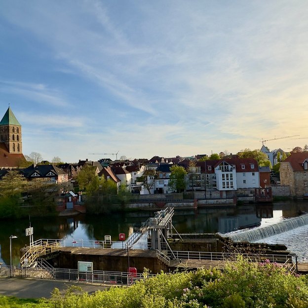Altstadtpanorama von Rheine mit Emswehr und Kirche bei Sonnenuntergang