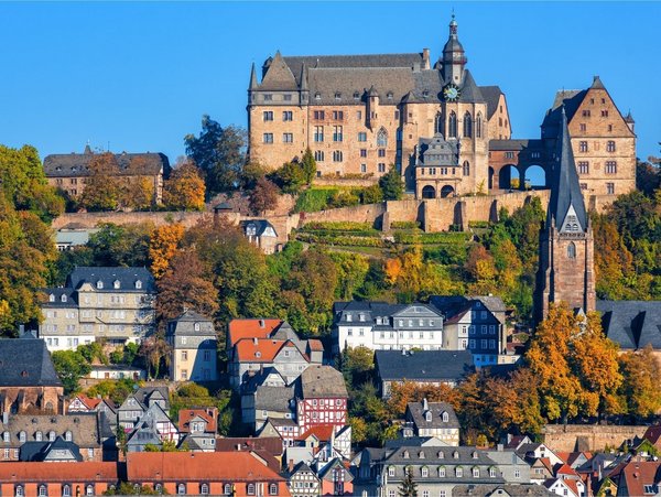 Blick auf das Landgrafenschloss Marburg und die Altstadt im Herbst