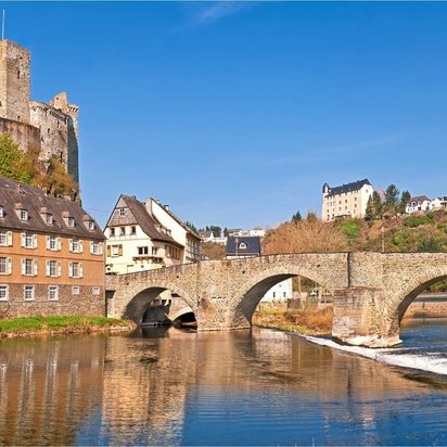 Blick auf Altstadt und steinerne Lahnbrücke in Wetzlar mit Burg und Fluss