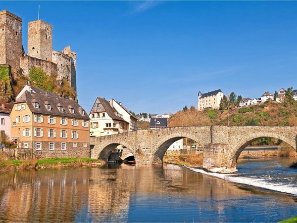 Blick auf Altstadt und steinerne Lahnbrücke in Wetzlar mit Burg und Fluss