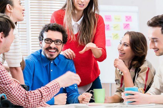 Gruppe von Menschen beim Gespräch in freundlicher Seminaratmosphäre