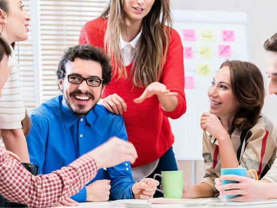 Gruppe von Menschen beim Gespräch in freundlicher Seminaratmosphäre