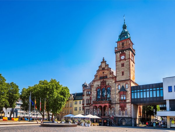 Rathaus Abtei in Mönchengladbach bei blauem Himmel, Blick auf den Platz davor