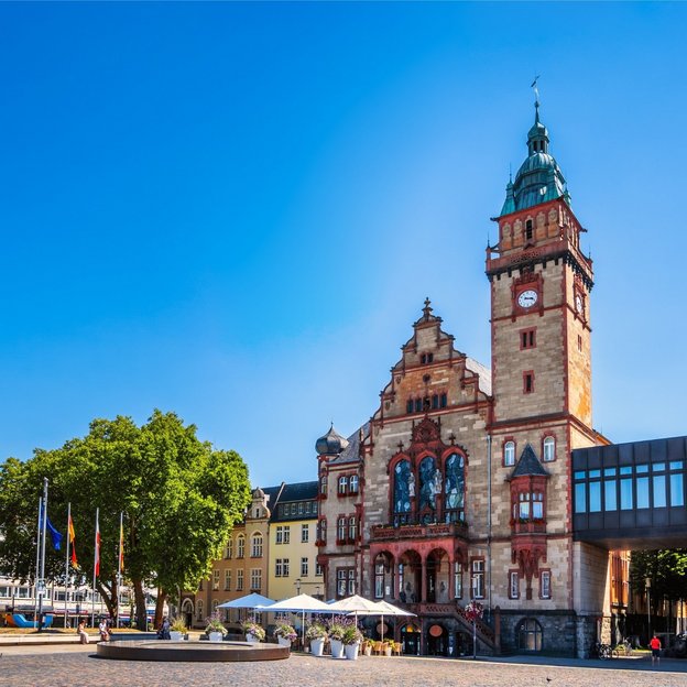 Rathaus Abtei in Mönchengladbach bei blauem Himmel, Blick auf den Platz davor