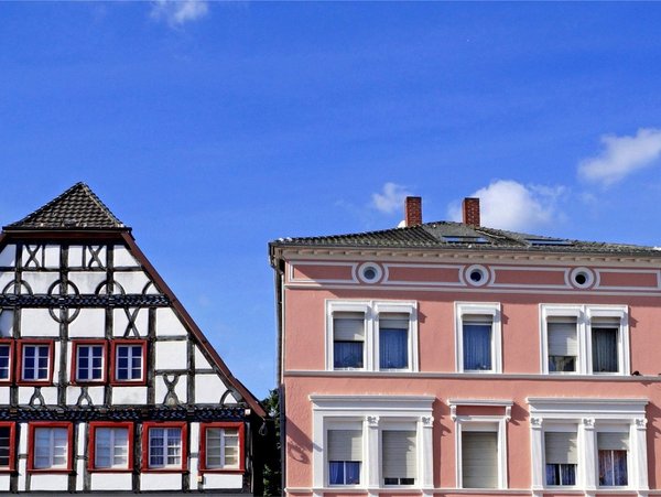 Historische Häuserfassaden mit Fachwerk und Putzbauten in der Innenstadt von Unna