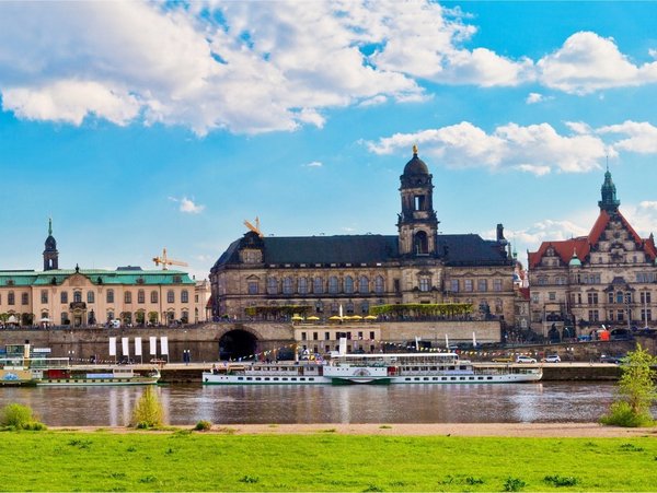 Panorama der Altstadt Dresden mit Elbe, Frauenkirche und historischen Gebäuden