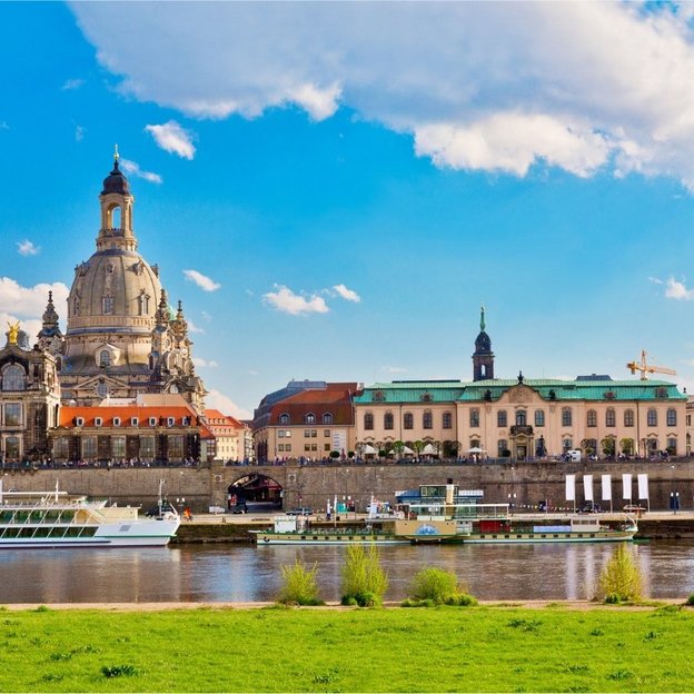 Panorama der Altstadt Dresden mit Elbe, Frauenkirche und historischen Gebäuden