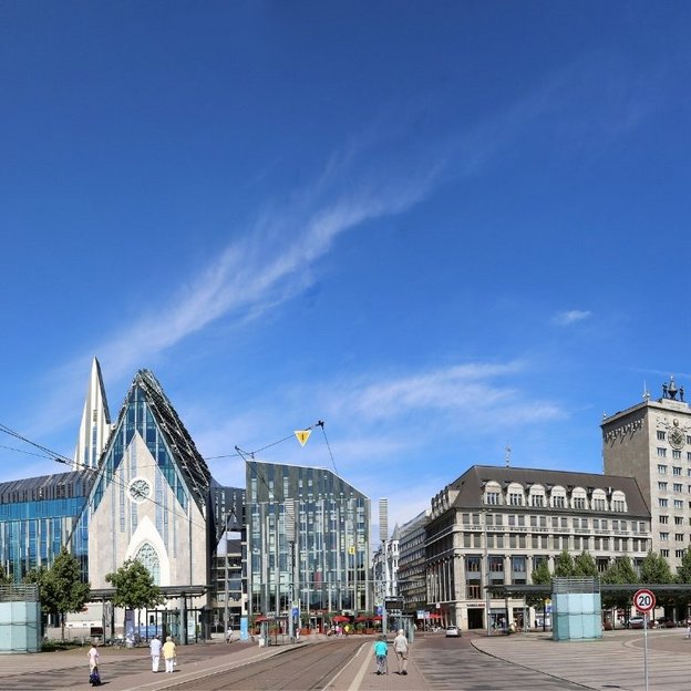 Blick auf den Augustusplatz in Leipzig mit Universität, Oper und City-Hochhaus