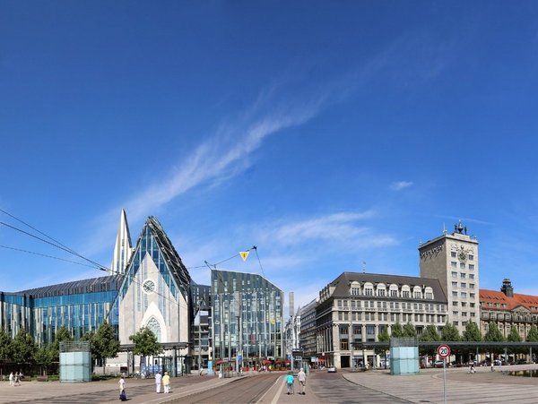 Blick auf den Augustusplatz in Leipzig mit Universität, Oper und City-Hochhaus