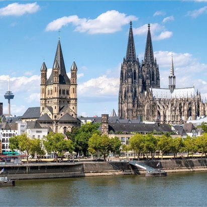 Panorama von Köln mit Kölner Dom und Altstadt am Rheinufer