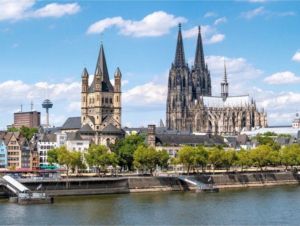 Panorama von Köln mit Kölner Dom und Altstadt am Rheinufer