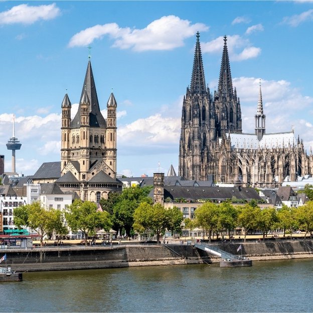Panorama von Köln mit Kölner Dom und Altstadt am Rheinufer