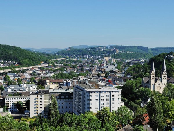 Panorama von Siegen mit Blick auf die Innenstadt und umliegende Hügel