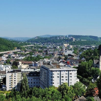 Panorama von Siegen mit Blick auf die Innenstadt und umliegende Hügel
