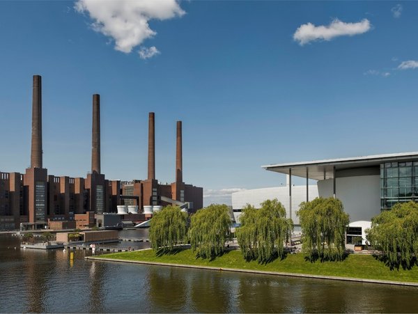 Blick auf das VW-Werk und die Autostadt in Wolfsburg am Mittellandkanal