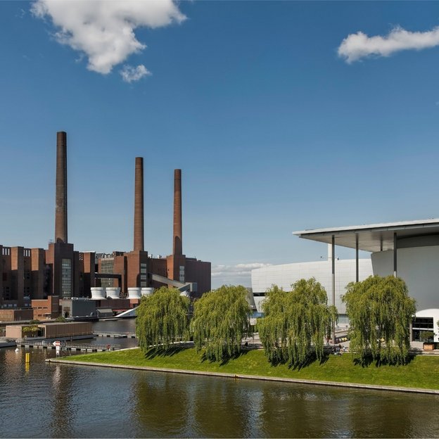 Blick auf das VW-Werk und die Autostadt in Wolfsburg am Mittellandkanal